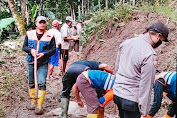 Personil Polsek Sukaraja, Laksanakan Giat Gotong Royong Bantu Bersihkan Jalan Dari Tanah Longsor.