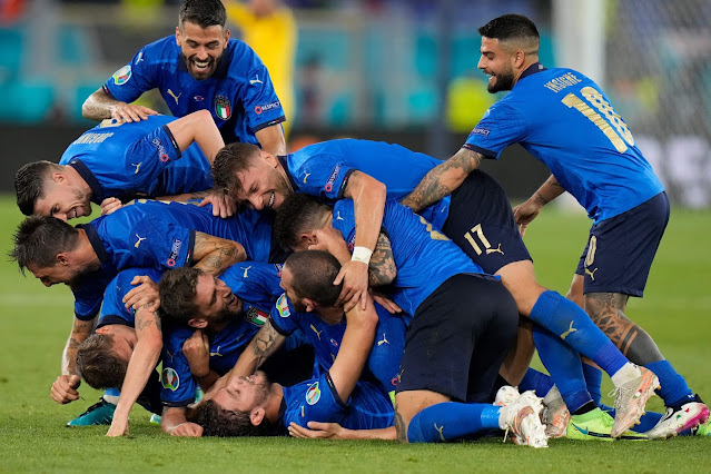 Italy players celebrate goal vs Switzerland at euro 2020