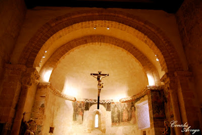 Cabecera interior o altar, de San Miguel mostrando los frescos con sus intensos colores