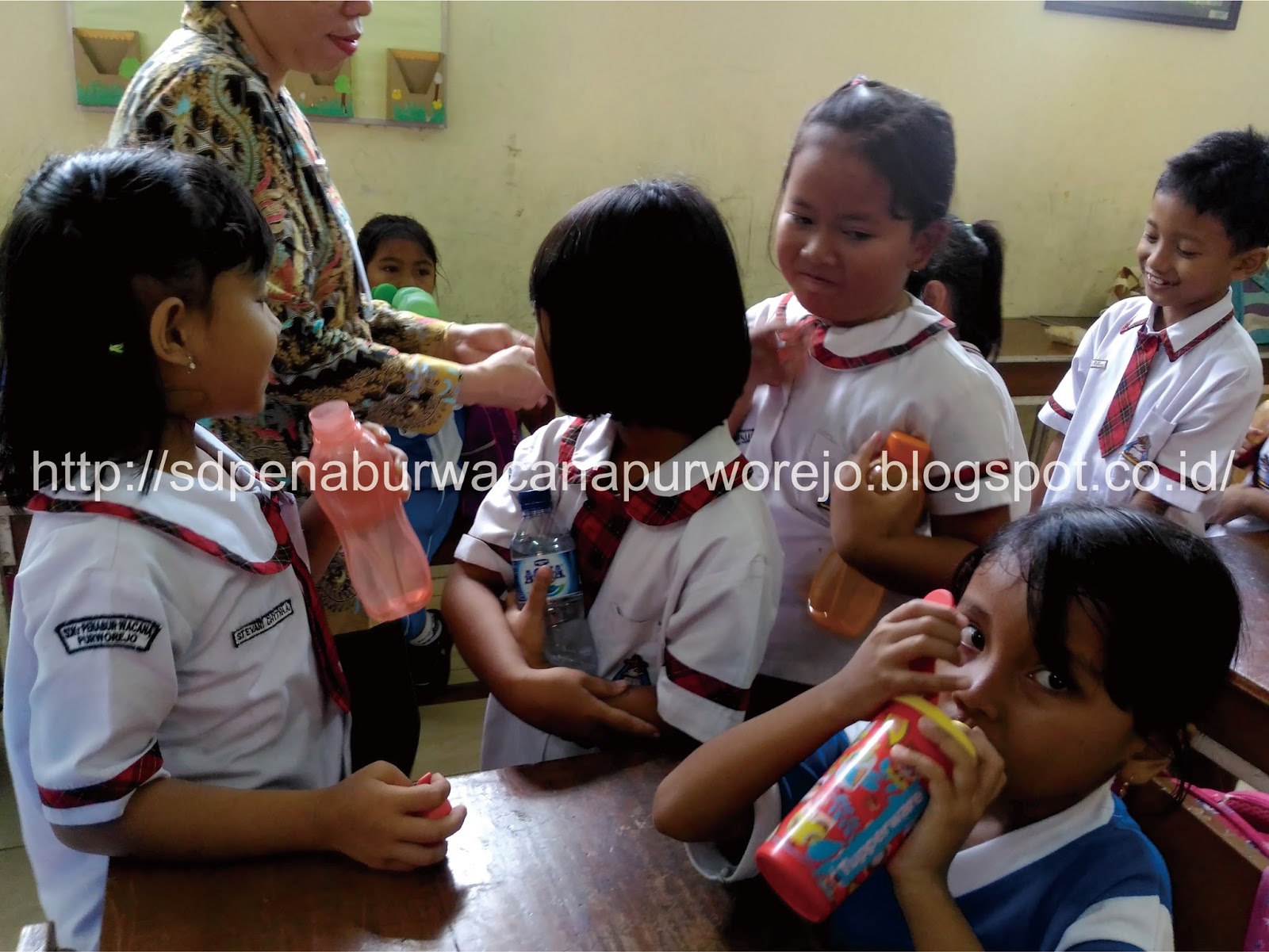 Kegiatan pemberian obat cacing oleh Ibu Bidan Purnama Sitindaon Amd Keb petugas dari PUSKESMAS Purworejo kepada Siswa Siswi Kelas I VI SD Penabur Wacana