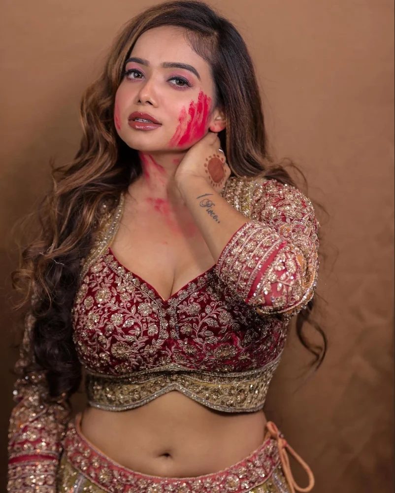 Manisha Rani cleavage saree hot bigg boss ott