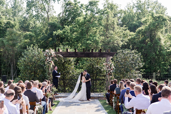 Fleetwood Farm Winery Wedding photographed by Heather Ryan Photography