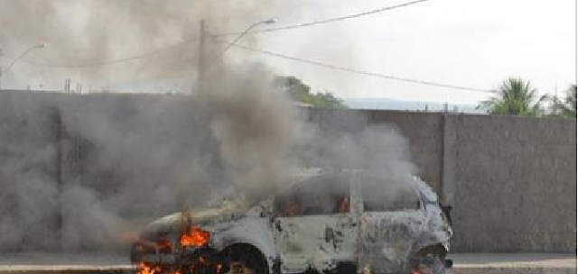 Em Delmiro Gouveia, carro abandonado é encontrado pegando fogo no bairro Novo 