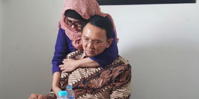 Ahok Yang Di Peluk Kakak Angkat Nya Seusai Sidang