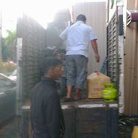 Proses loading barang pindahan