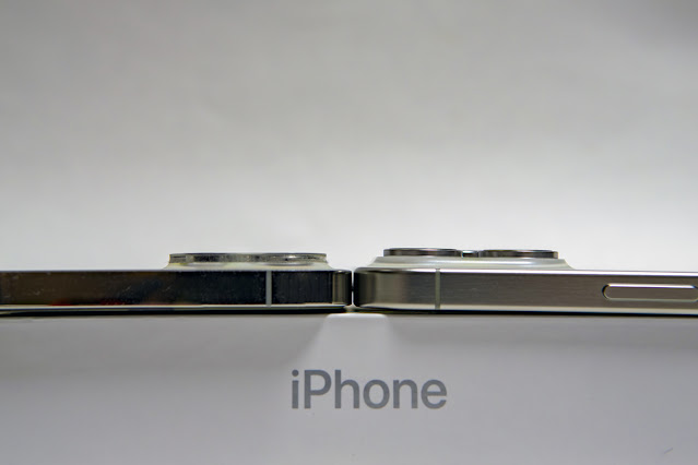 아이폰 12와의 카메라 크기 비교 2