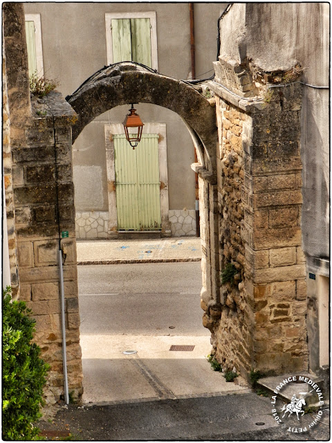 VISAN (84) - Château et remparts médiévaux