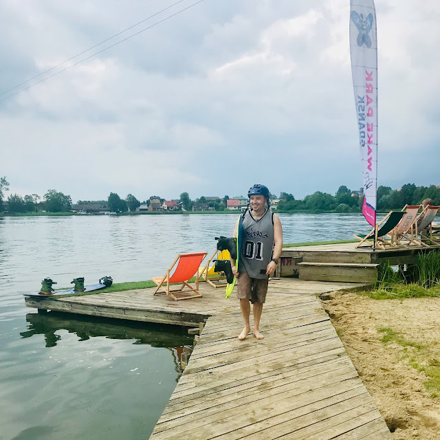 Wakeboarder na pomoście w Wakepark Gdańsk