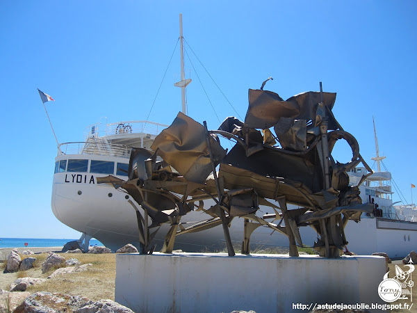 Port Barcarès - l'Allée des Arts ou Musée des Sables.  Fondateur du Musée des Sables: John Craven  Création du "musée": 1969  Artistes:  Sergio De Camargo, Les Simonnet, Ivan Avoscan, Peter Klasen, Gina Pane, Pierre et Vera Szekely, Costa Coulentianos, Yannis Gaïtis, Michel Guino ou Albert Féraud...