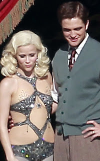 Robert Pattinson and Reese Witherspoon kissing on the set of Water for Elephants 