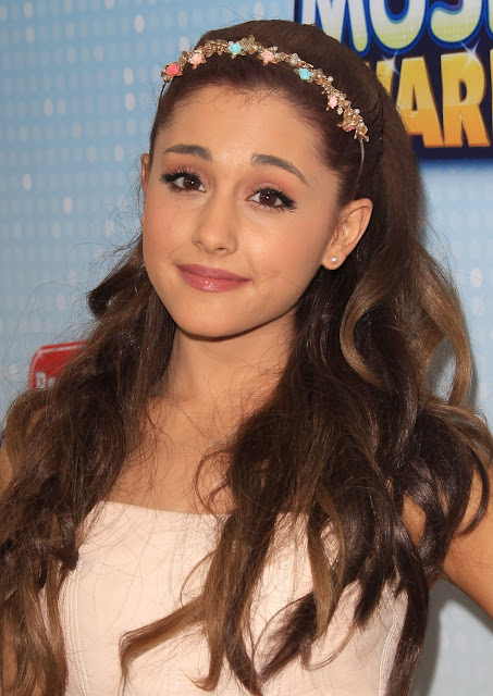 Ariana Granda HD Wallpaper