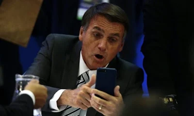 Bolsonaro no celular