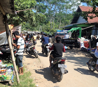 busy market in Lombok