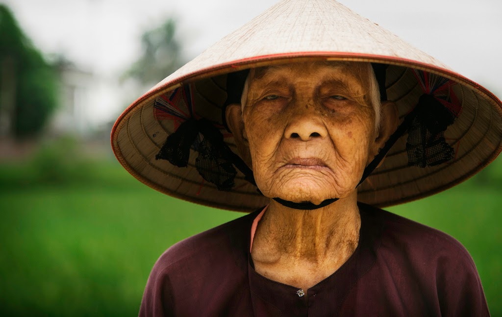 RICE FARMER IN SMALL VILLAGE, VIETNAM - 29 Breathtaking Photographs of The Human Race