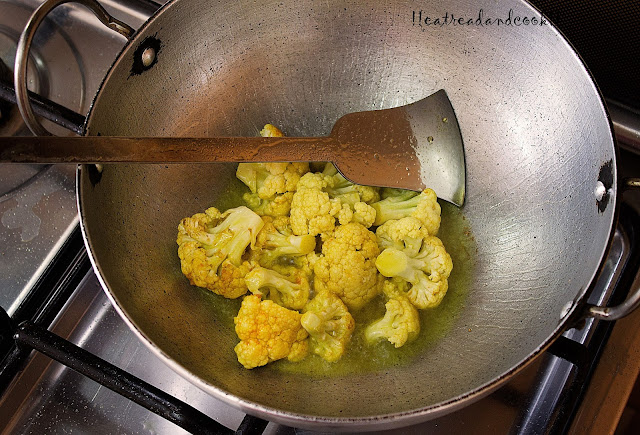 easy and simple bengali style Fulkopi Chingrir Torkari recipe / Bengali Style Cauliflower and Prawns Curry recipe and preparation step by step with pictures