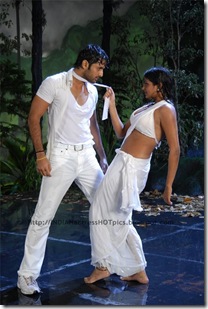 Priyamani_romancing_in_rain_02
