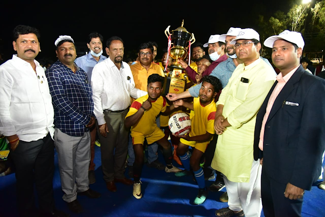 गढ़वा जिला फुटबॉल के तत्वधान में आयोजित स्वतंत्र सेनानी कौशल कुमार ठाकुर मेमोरियल फुटबॉल प्रतियोगिता का फाइनल मैच कन्या मध्य विद्यालय के मैदान में डंडई और भंडरिया के बीच खेला गया।