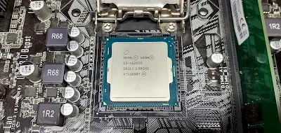 Intel® Xeon® Processor E3-1225 v5 8M Cache, 3.30 GHz.