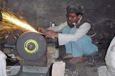 Как делают парикмахесркие ножницы в Пакистане...