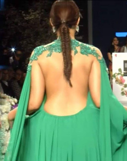 Sonam kapoor hot back show at fashion show