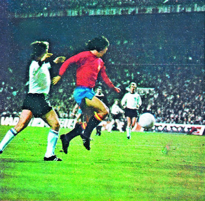 Santillana se anticipa a Beckenbauer para marcar el gol español. SELECCIÓN DE ESPAÑA 1 SELECCIÓN DE ALEMANIA FEDERAL 1. 24/04/1976. V Copa de Europa de Selecciones Nacionales Yugoslavia 1976, cuartos de final, partido de ida. Madrid, España, estadio Vicente Calderón. GOLES: 1-0: 20’, Santillana. 1-1: 60’, Beer.