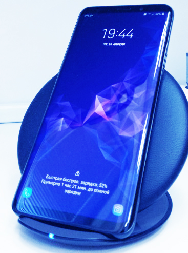 في وقت سابق من هذا العام ، كان هاتف Samsung Galaxy S9 Plus أفضل كاميرا للهواتف المحمولة ، حيث تم دمج تجربة الهاتف الذكي الممتازة الشاملة مع عرض التصوير الفوتوغرافي الرائع.  حول الجزء الخلفي تحصل على كاميرتين ، مع مستشعر 12 ميجابيكسل الرئيسي متصل بمستشعر ثانوي 12 ميجابيكسل تحته مباشرة.    يعتبر المستشعر الرئيسي خاصًا إلى حد ما ، نظرًا لأنه يحتوي على فتحة f / 1.5 لأول هاتف على مستوى العالم ، مما يعني أنه يؤدي أداءً رائعًا في الإضاءة المنخفضة.