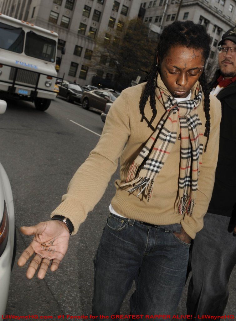 'A Gun' tattoo on his palm