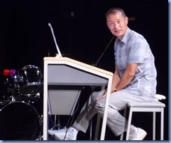 Takashi Iida eyeing-up the audience just before the start of his magnificent recital.