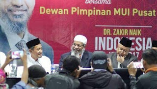 dr. Zakir Naik bersama MUI