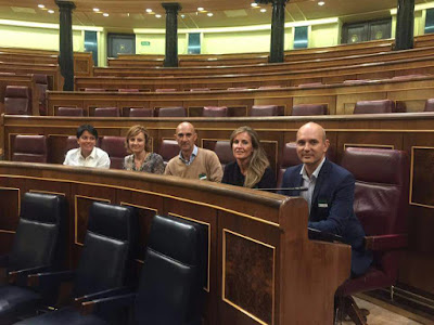 Rosa Luna y otros miembros de Ciudadanos León en el Congreso.