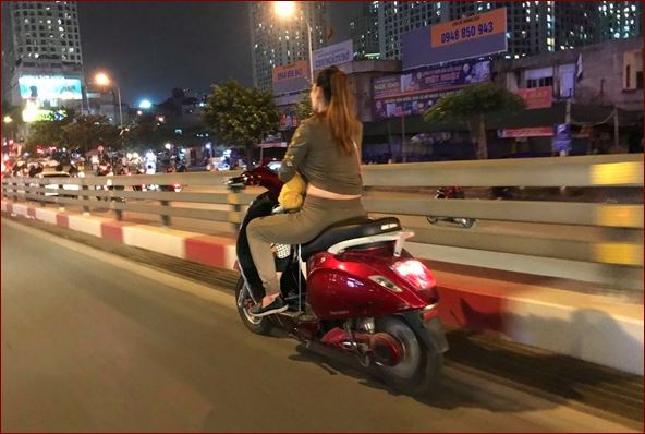 Viral, Seorang Ibu Muda Mengendarai Motor Dengan Satu Tangan Sambil Menyusui Anaknya