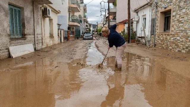 λάσπες σε δρόμους και σπίτια