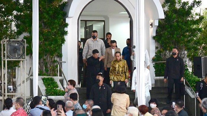 Presiden Jokowi menyaksikan perayaan Natal di gereja-gereja di Bogor.