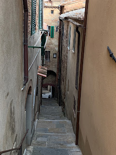 foto de uma escadaria muito estreita