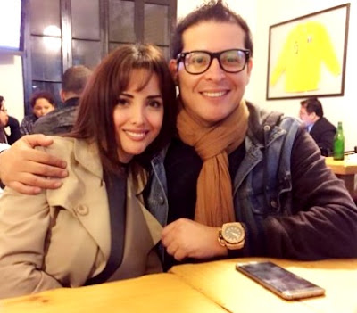 Foto de Rosángela Espinoza y Carloncho en un restaurante