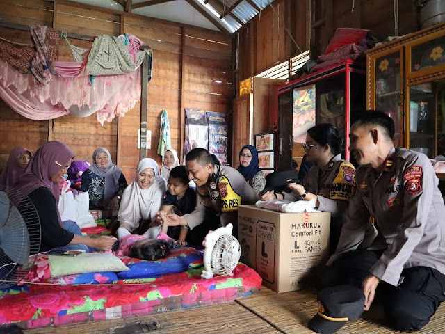 Kapolres Barito Selatan Bersama Ketua Bhayangkari Kunjungi Anak-Anak Asuhnya