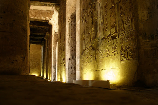 Интерьер храма Сети I в Абидосе с потрясающей резьбой