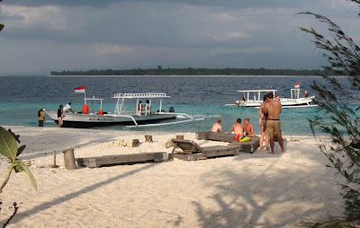 goers spell highlighting passing boat as well as non bestthailandbeaches: Gili Islands Updated