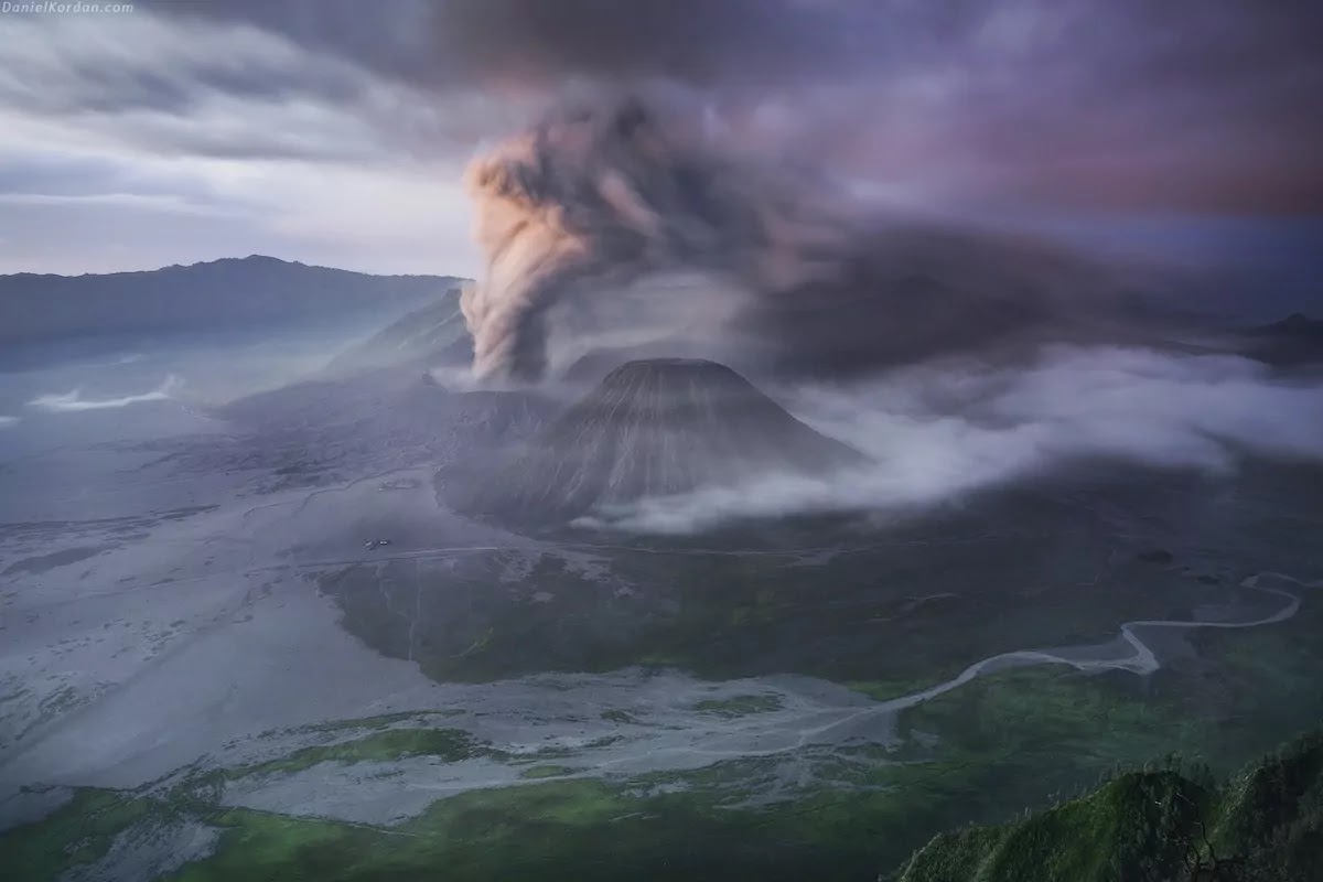 Photographer Accidentally Captures Amazing Shot Of Meteor Over Erupting Volcano In Russia