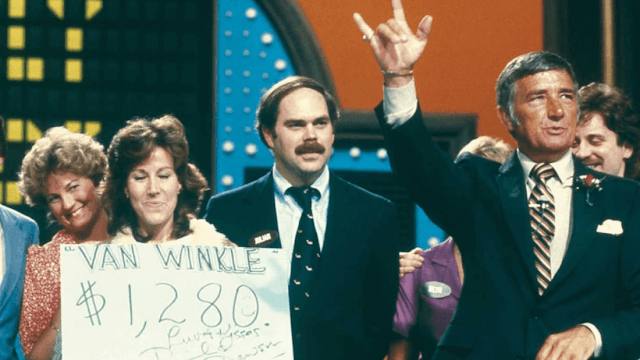 El presentador de Family Feud, Richard Dawson, signando ILY en ASL