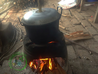 FOTO 4 : Masak nasi dengan panci kukus/langseng