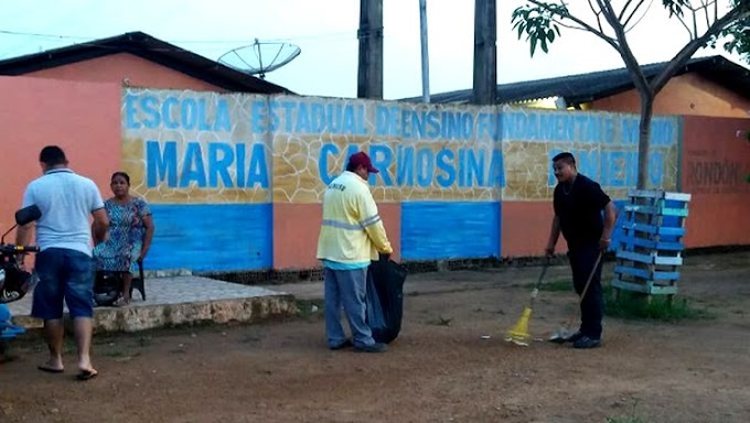 Garis recolhem “santinhos” de candidatos jogados na frente das escolas