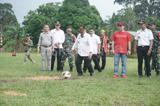 Buka Turnamen Sepak Bola Pemdes Cup, Wabup Sanggau Berharap Cipatakan Atlet Berprestasi