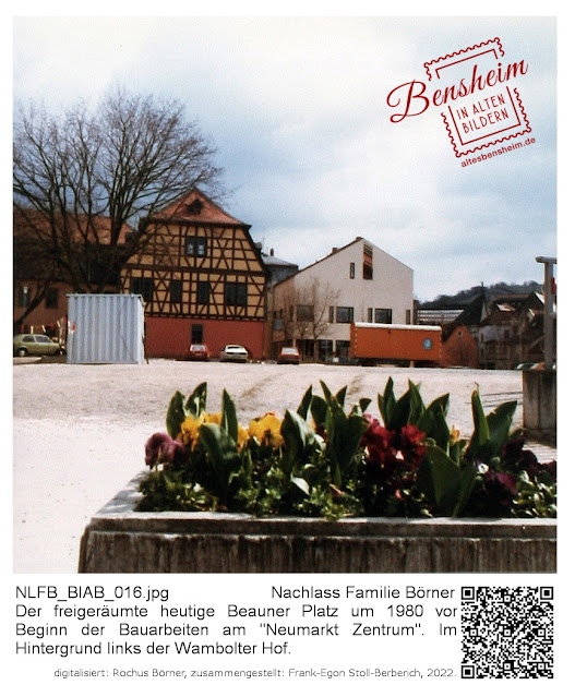 NLFB_BIAB_016.jpg; Nachlass Familie Börner; Der freigeräumte heutige Beauner Platz um 1980 vor Beginn der Bauarbeiten am "Neumarkt Zentrum". Im Hintergrund links der Wambolter Hof; digitalisiert: Rochus Börner, zusammengestellt: Frank-Egon Stoll-Berberich, 2022.