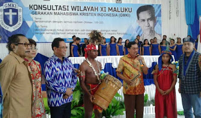 Ambon, Malukupost.com - Pelaksana Tugas (Plt) Gubernur Maluku, Zeth Sahuburua mengajak pimpinan organisasi Gerakan Mahasiswa Kristen Indonesia (GMKI) setempat untuk ikut berperan meningkatkan kualitas sumber daya manusia (SDM) di provinsi tersebut. "GMKI harus ikut berperan bersama pemprov maupun kabupaten/kota untuk melahirkan SDM berkualitas di daerah ini sehingga Maluku di masa mendatang mampu bersaing dengan daerah lainnya di tanah air," kata Zeth saat membuka Konsultasi Wilayah XI GMKI Maluku, di kota Masohi, ibu kota kabupaten Maluku Tengah, Kamis (22/3).