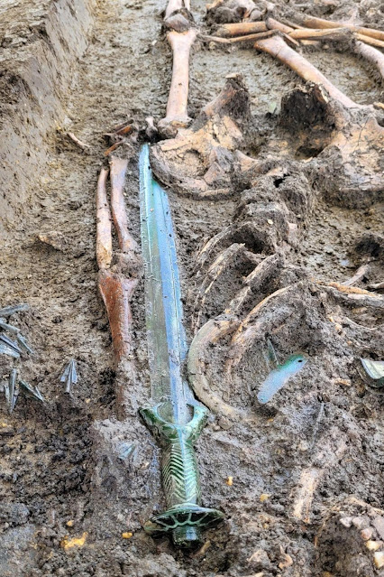 Το ξίφος που βρέθηκε πρόσφατα ανακαλύφθηκε σε μια ταφή που είχε τα λείψανα ενός άνδρα, μιας γυναίκας και ενός παιδιού. [Credit: Schwert am Fundort; Archäologie-Büro Dr. Woidich]