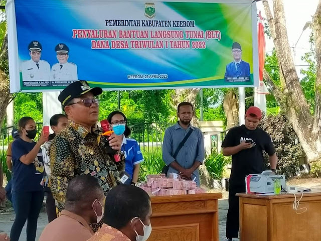 Wahfir Kosasih Serahkan BLT-DD ke Kepala Kampung di Distrik Arso, Skanto dan Arso Barat