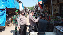 Gabungan Patroli Tiga Pilar Lohbener Melaksanakan Pendisiplinan Masyarakat di Pasar Tradisional