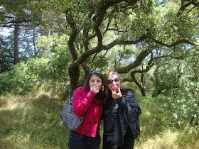 Maja Trochimczyk and Anna Harley Trochimczyk eat peaches in San Francisco