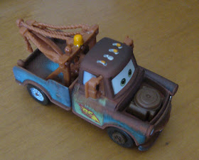 maqueta en miniatura de la grua de Pixar Cars Tow Mate Mater 